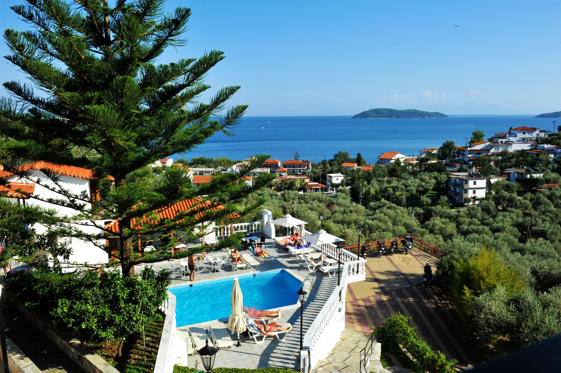 Fengeros Village – Μεγάλη Άμμος, Σκιάθος ✦ – €48.60 | Ekdromi.gr