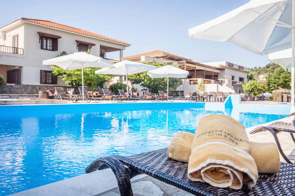 5* Skopelos Holidays Hotel - Σκόπελος ✦ -25% ✦ 2 Ημέρες (1 Διανυκτέρευση) ✦ 2 άτομα + 1 παιδί έως 1 έτους ✦ 18 ✦ έως 30/09/2026 ✦ Επιλέξτε 4 διανυκτερεύσεις και πληρώστε μόνο τις 3!