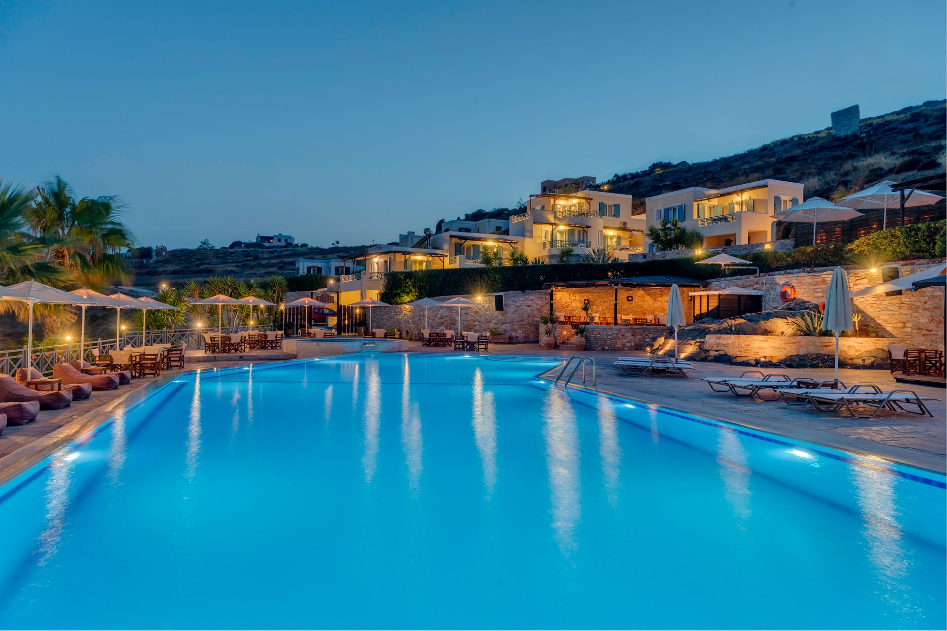 Sunrise Beach Suites - Αζόλιμνος, Σύρος ✦ -25% ✦ 2 Ημέρες (1 Διανυκτέρευση) ✦ 2 άτομα + 2 παιδιά 1 έως 11 ετών και 1 έως 1 έτους ✦ 18 ✦ 30/05/2026 έως 20/09/2026 ✦ Επιλέξτε 4 διανυκτερεύσεις και πληρώστε μόνο τις 3!