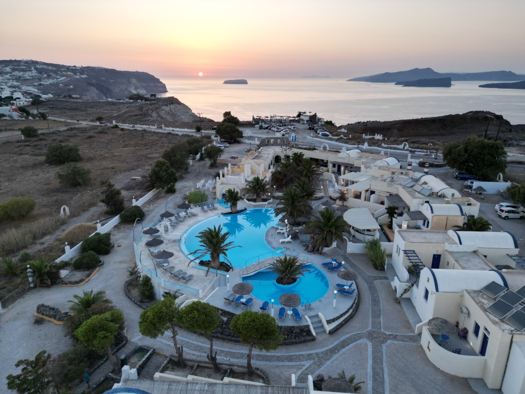 Caldera View Resort – Μεγαλοχώρι, Σαντορίνη ✦ 2 Ημέρες (1 Διανυκτέρευση) ✦ 2 άτομα ✦ 2 ✦ έως 15/10/2026 ✦ Κοντά στην παραλία και τους Αρχαιολογικούς χώρους! – €76 | Ekdromi.gr