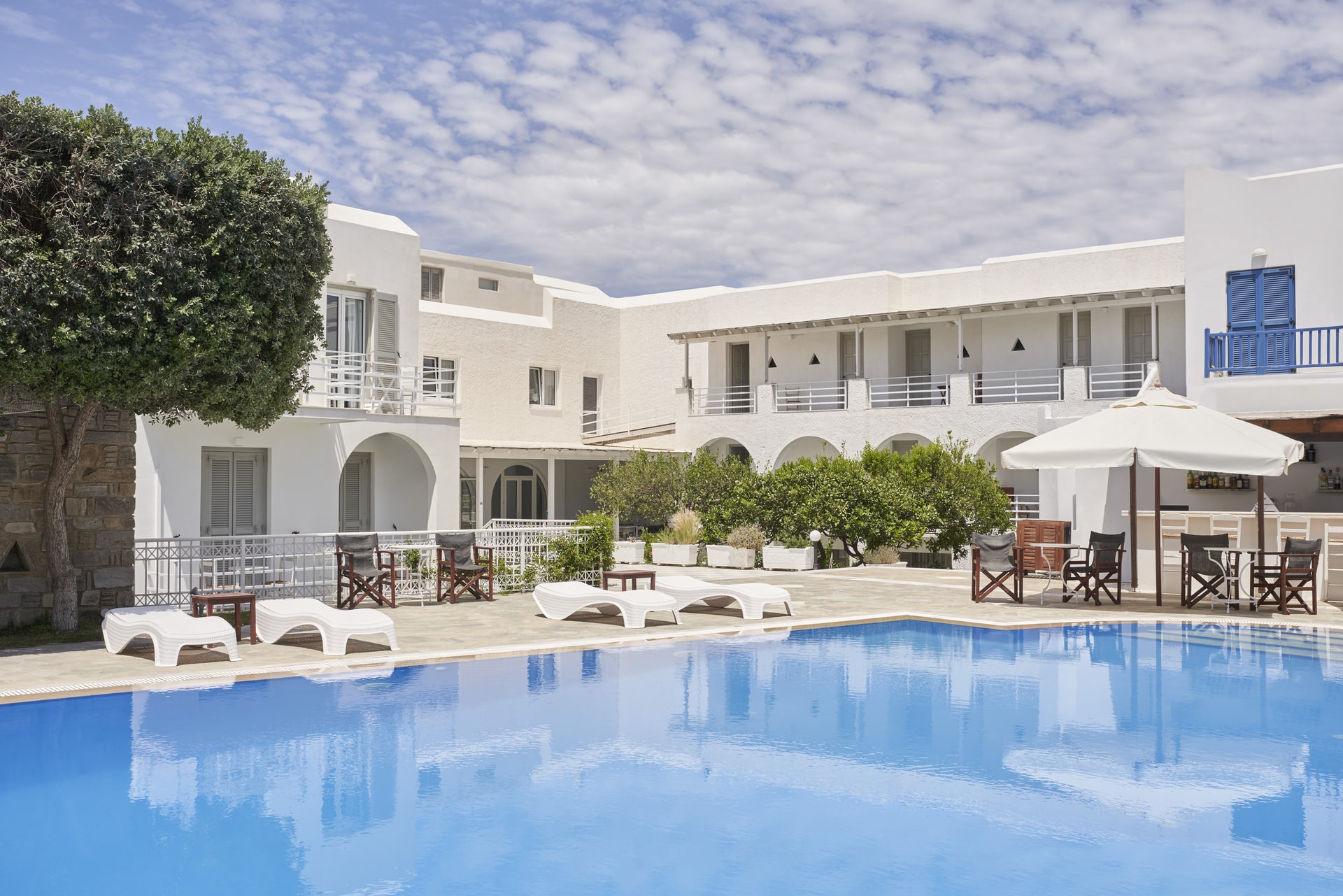 Polos Hotel - Παροικιά, Πάρος ✦ -25% ✦ 2 Ημέρες (1 Διανυκτέρευση) ✦ 2 άτομα + 1 παιδί έως 2 ετών ✦ 18 ✦ έως 20/10/2026 ✦ Επιλέξτε 4 διανυκτερεύσεις και πληρώστε μόνο τις 3!