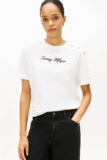 Tommy Hilfiger γυναικείο T-shirt με κεντημένο λογότυπο και χρυσά κουμπιά στον ώμο Relaxed Fit – WW0WW47819 Εκρού – €51.03 | Notos